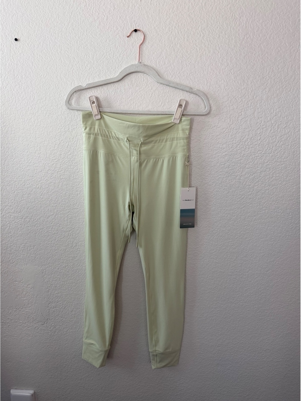 Vuori Daily Form Legging in Lemongrass - alo aletha lululemon